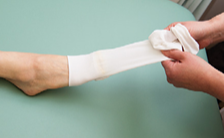 弾性ストッキングの脱がせ方_03